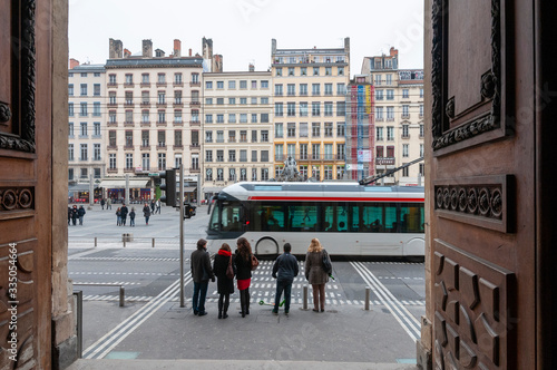 France. Lyon. A la sortier du musée des Beaux-Arts, un bus passe sur la place de Terreaux.