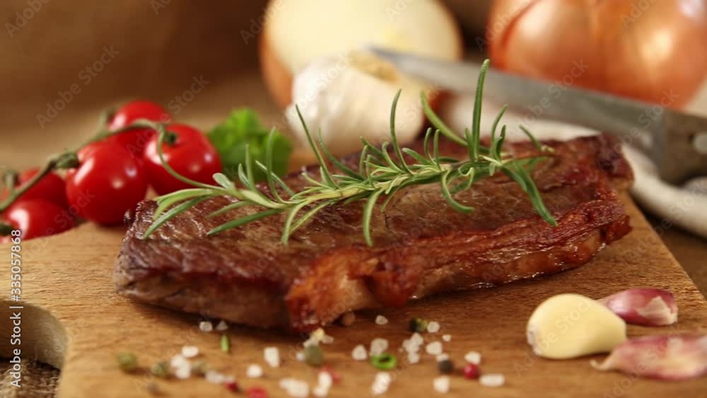 Medium Rumpsteak mit Pfeffer, Salz, Rosmarin und Knoblauch Medium Rumpsteak mit Pfeffer, Salz, Rosmarin und Knoblauch