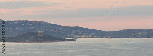 panorama costa isola tardo pomeriggio monti e mare © emart77