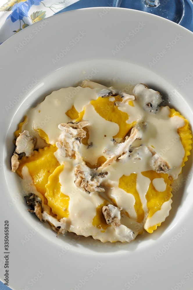 Mezzaluna stuffed with brie cheese, apricot and mint with shimeji cream Mezzaluna stuffed with brie cheese, apricot and mint with shimeji cream