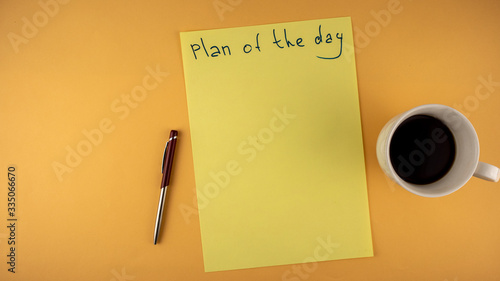 Foto planning a day with a Cup of coffee