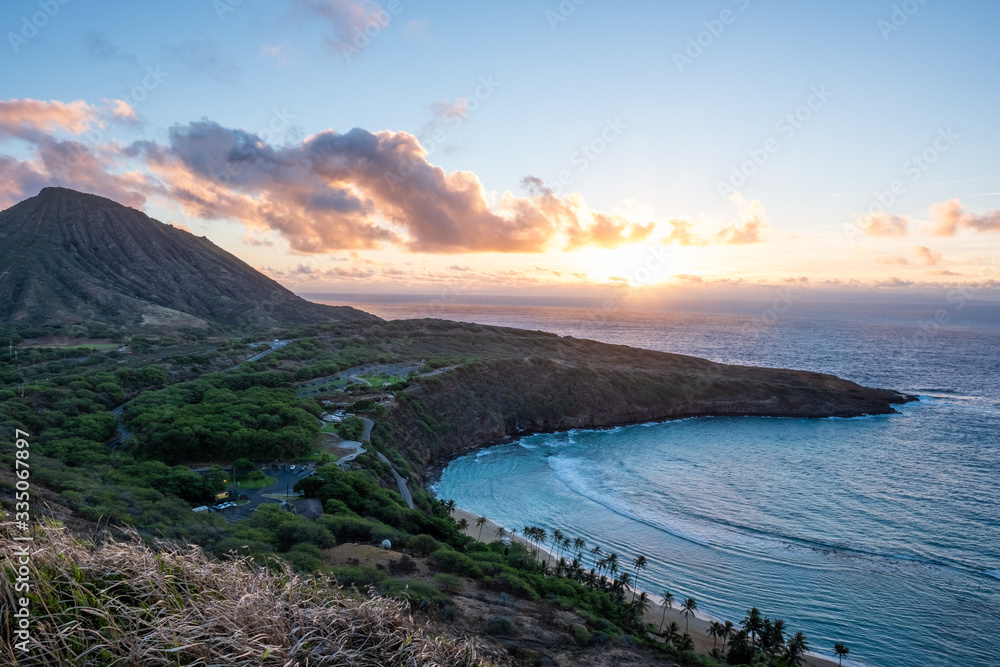 Obraz premium Hanama Bay sunrise - orange - golden hour - over pacific ocean