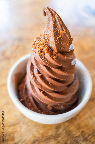 Φωτογραφία Chocolate soft serve with carmel brittle on top