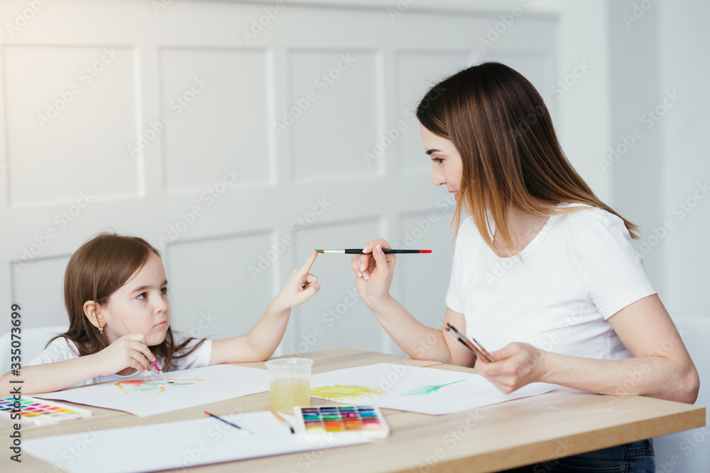 The teacher teaches on drawing a little girl drawing. Art therapy for young children. The teacher teaches on drawing a little girl drawing. Art therapy for young children.