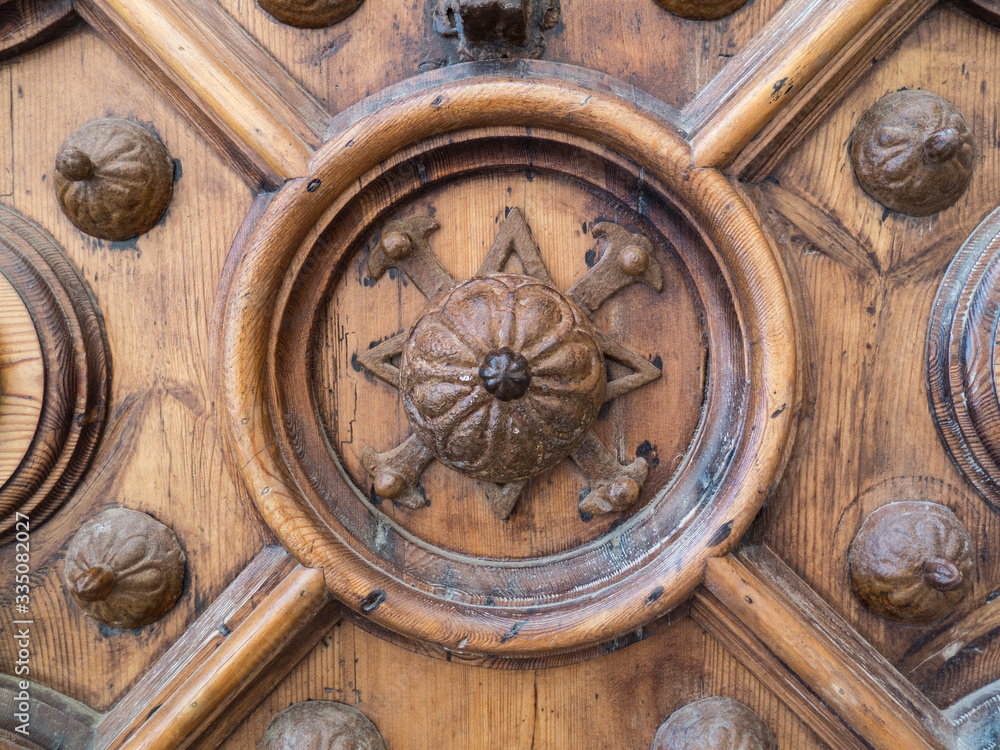 Detalles de la decoración de una antigua puerta de madera.