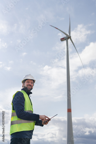 erneuerbare Energie Windkraftanlage © Kevin Sloniecki