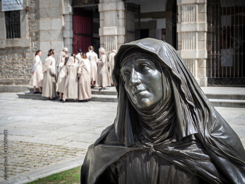 Novicias en la plaza de Santa Teresa de Jesus de Avila cerca de su Estatua photo