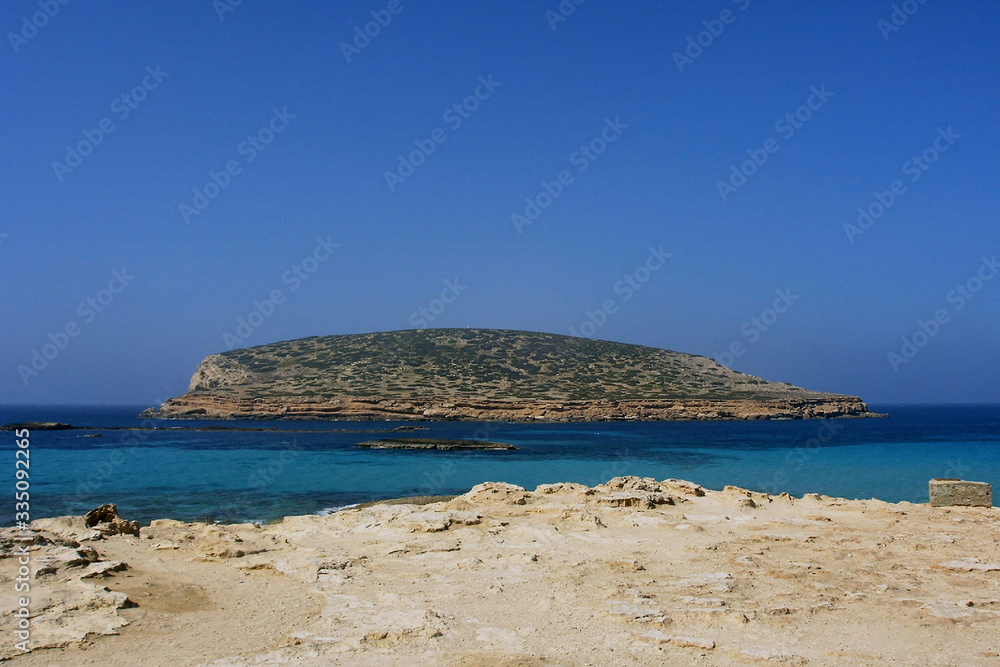 Fototapeta premium Deserted beach with turquoise waters, bright day