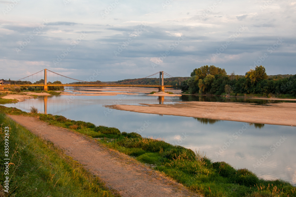 Pont et bord de Loire au coucher du soleil