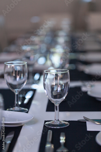 Taças de vidro sobre a mesa de restaurante Português