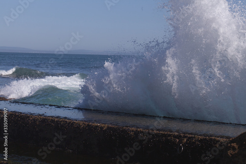 Explosão de água do mar batendo nas rochas