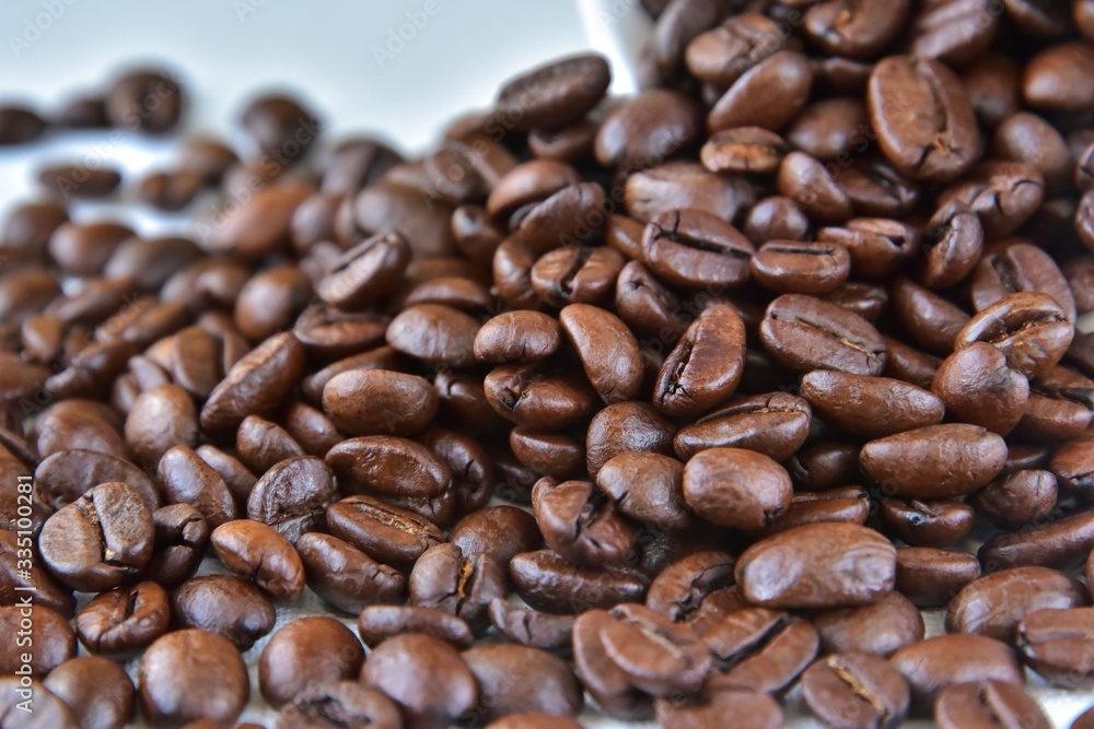 Fototapeta premium Roasted Coffee beans background with selective focus. Arabica coffee seeds. 