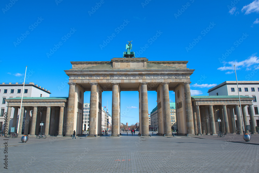 Obraz premium Brandenburg Gate in the city centre of Berlin, Germany