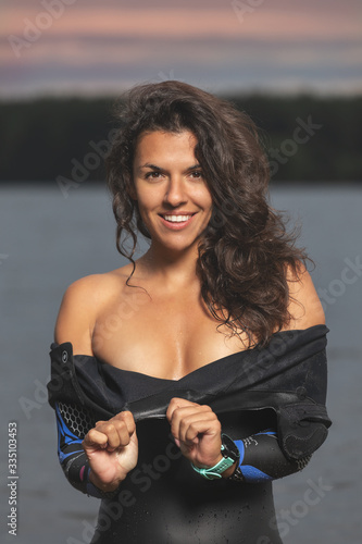 Foto one caucasian woman practicing triathlon swimming