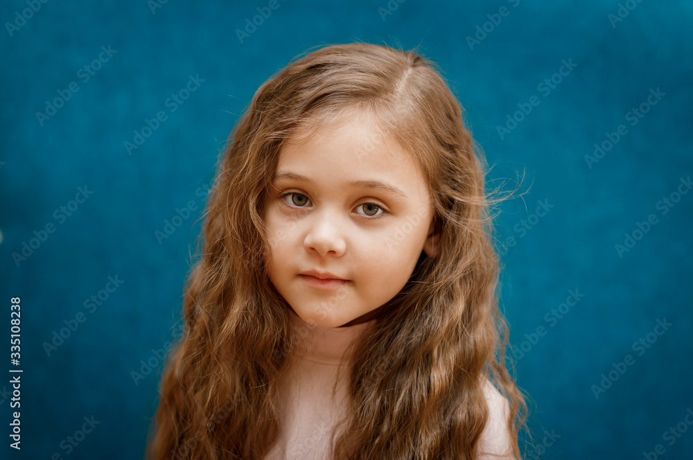 portrait of a little girl with a serious expression - obrazy, fototapety, plakaty 