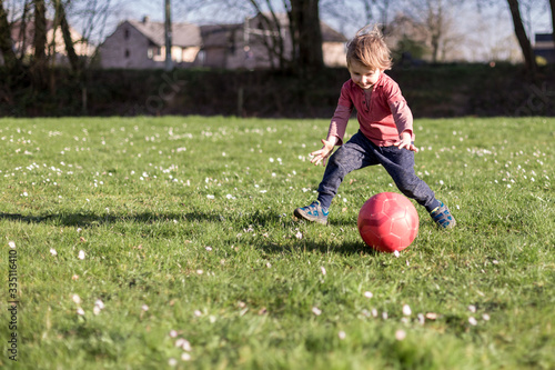 petit garçon joue à la balle foot