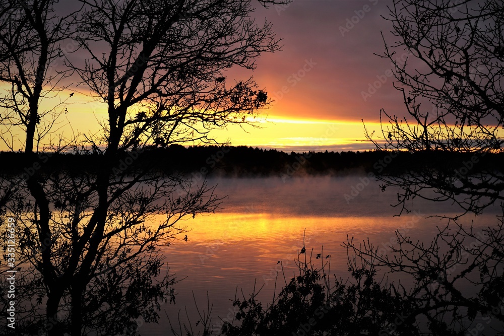 Naklejka premium Sunset Reflections Over Lake