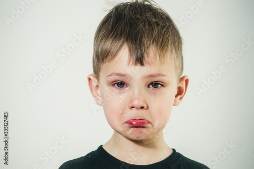 Foto little boy with tears on his face close-up