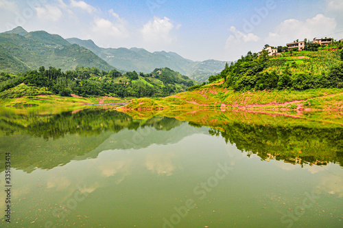 Die Landschaft in der Badong Region am kleinen Fluss Shennong in China