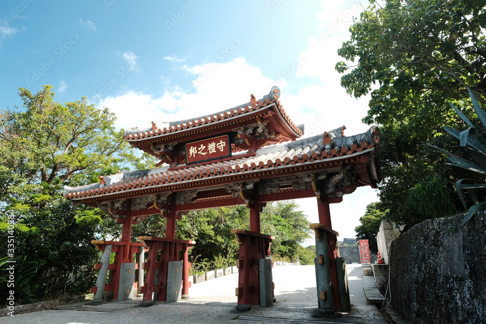 沖縄の観光地首里城公園の入り口守礼の門