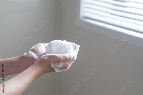 Wallpaper Mural バスルームでたっぷりの泡を作る様子 Torontodigital.ca