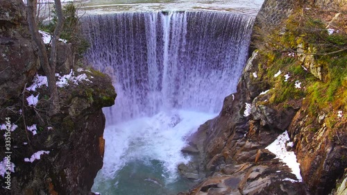 冬の群馬県の谷川岳の麓にある湯吹きの滝