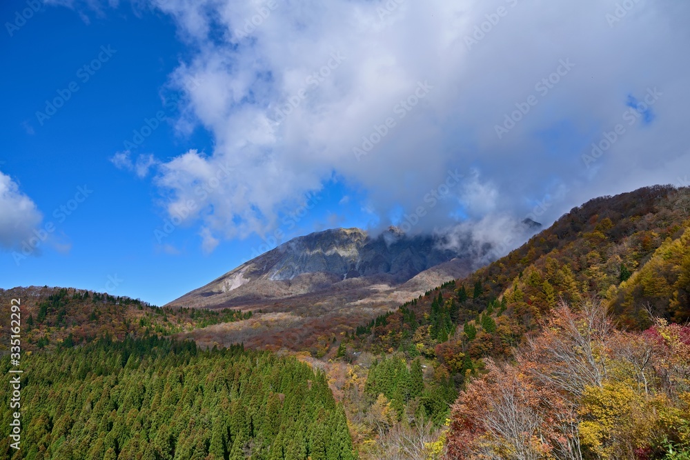 Fototapeta premium 展望台から見る大山南壁の勇姿と紅葉のコラボ情景＠鳥取