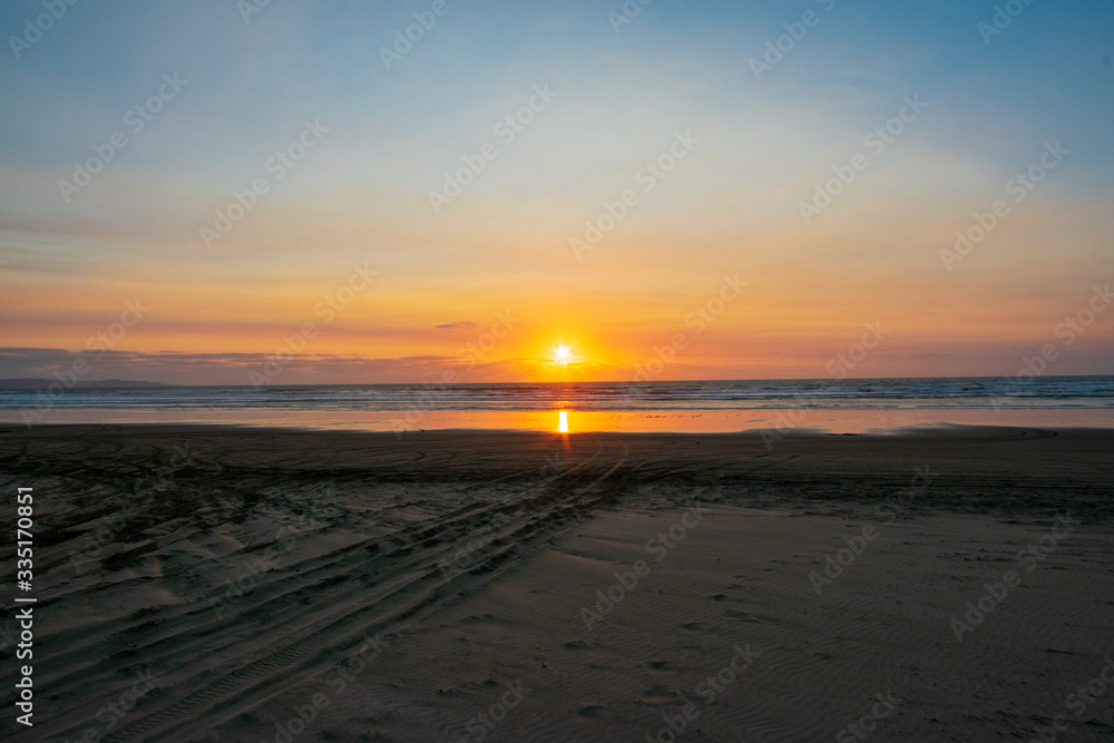 Obraz premium Sunset at Ninety Mile Beach, New Zealand