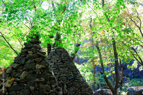 돌탑과 숲이 보이는 아름다운 풍경 © 재봉 황