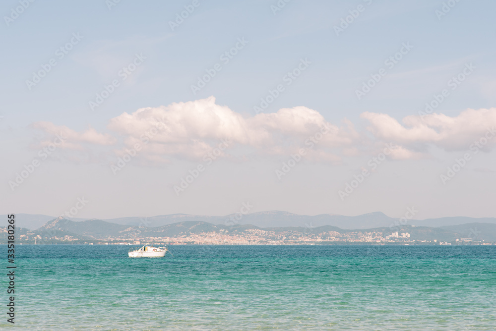 bateau sur la mer méditerranée en côte-d'azur à Porquerolles