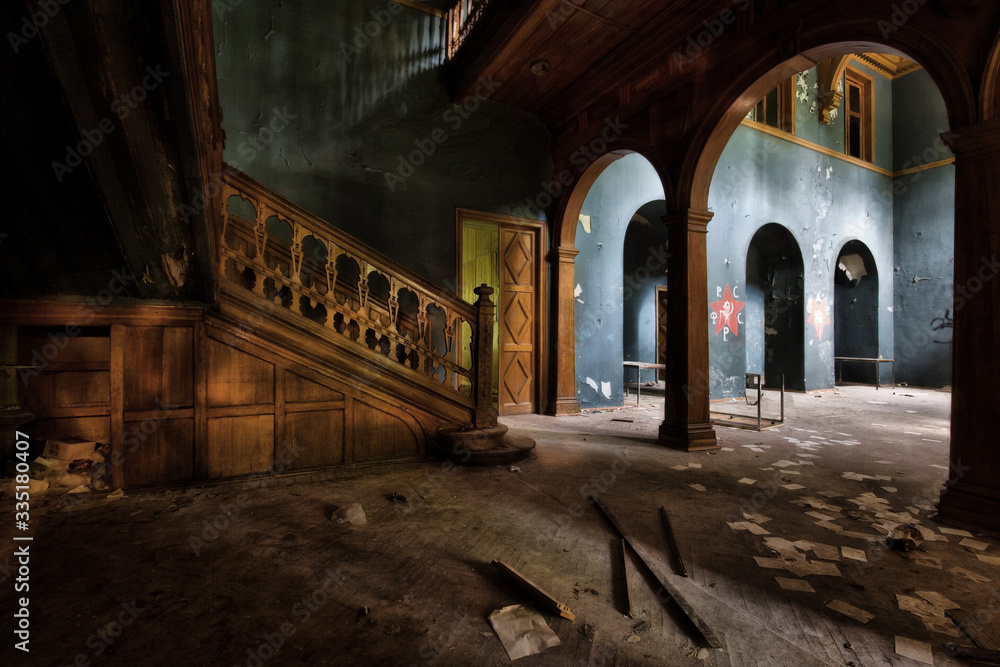 Obraz premium Vintage interior of an abandoned beautiful castle