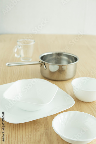 테이블 위 머그잔, 접시, 그릇, 냄비