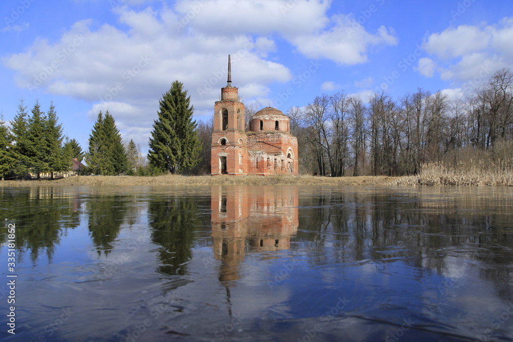 Obraz premium Old destroyed church on the lake