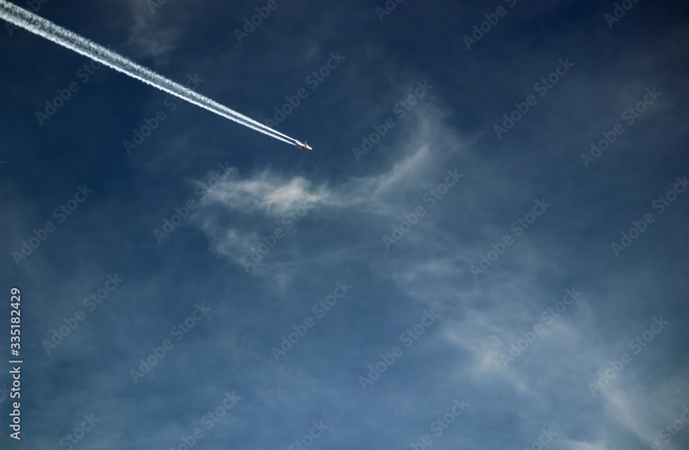 Flugzeug, Maschine mit Kondensstreifen (Homomutatu) von links oben nach rechts Mitte, Freiraum links unten und rechts Flugzeug, Maschine mit Kondensstreifen (Homomutatu) von links oben nach rechts Mitte, Freiraum links unten und rechts