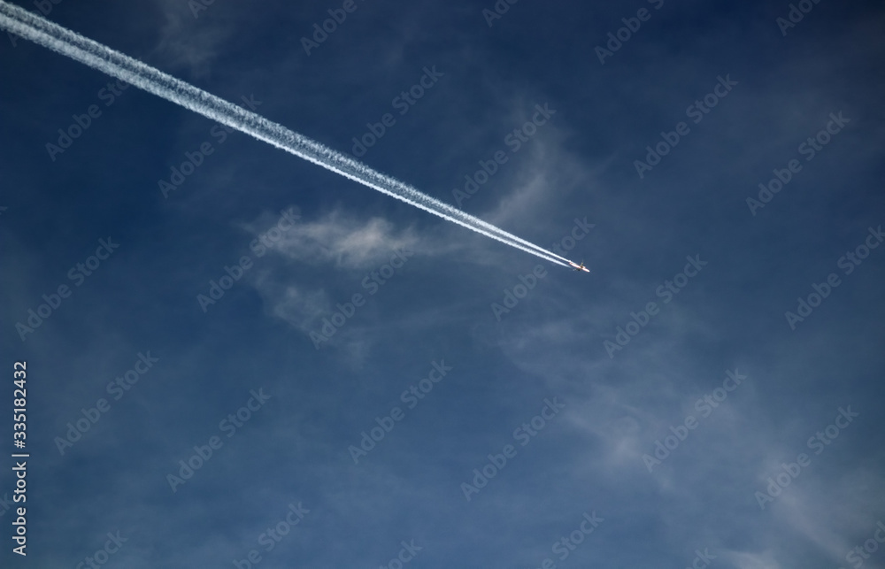 Flugzeug, Maschine mit Kondensstreifen (Homomutatu) von links oben nach rechts unten, Freiraum links unten und rechts oben Flugzeug, Maschine mit Kondensstreifen (Homomutatu) von links oben nach rechts unten, Freiraum links unten und rechts oben