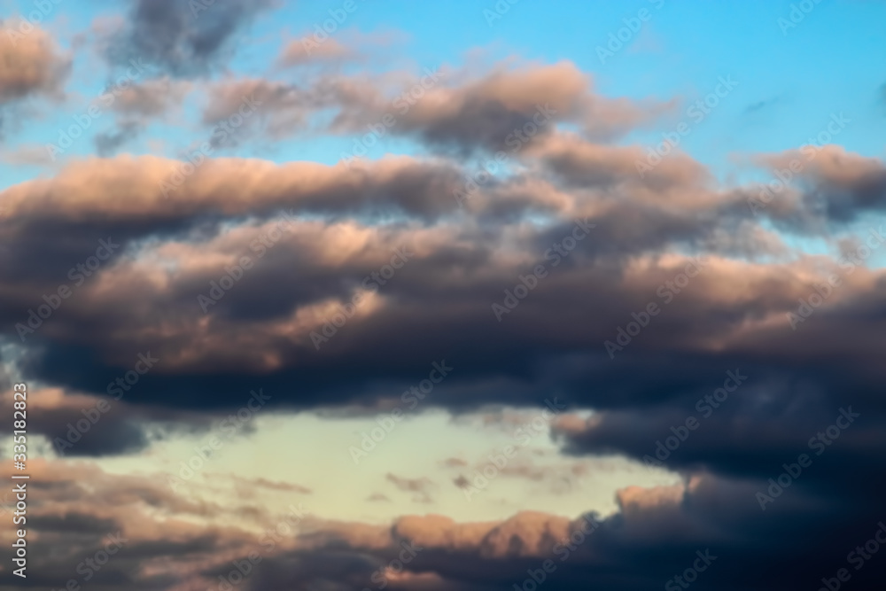 Wolken orange, violett, in Nachmittagsstimmung, Abendstimmung vor hellblauem Himmel, Hintergrund
