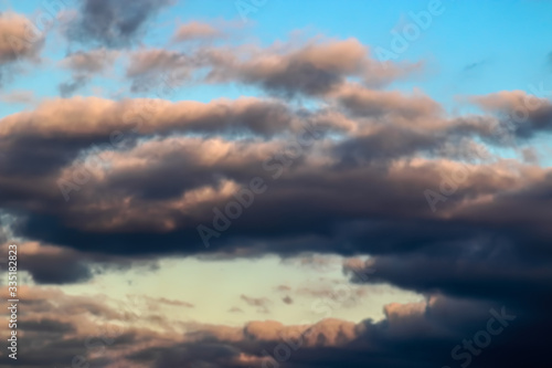 Fototapeta Naklejka Na Ścianę i Meble -  Wolken orange, violett, in Nachmittagsstimmung, Abendstimmung vor hellblauem Himmel, Hintergrund