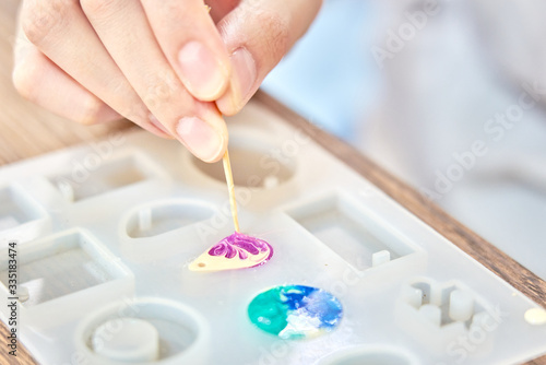 Decorated resin in  resin mold , process of prepare for make an accessories