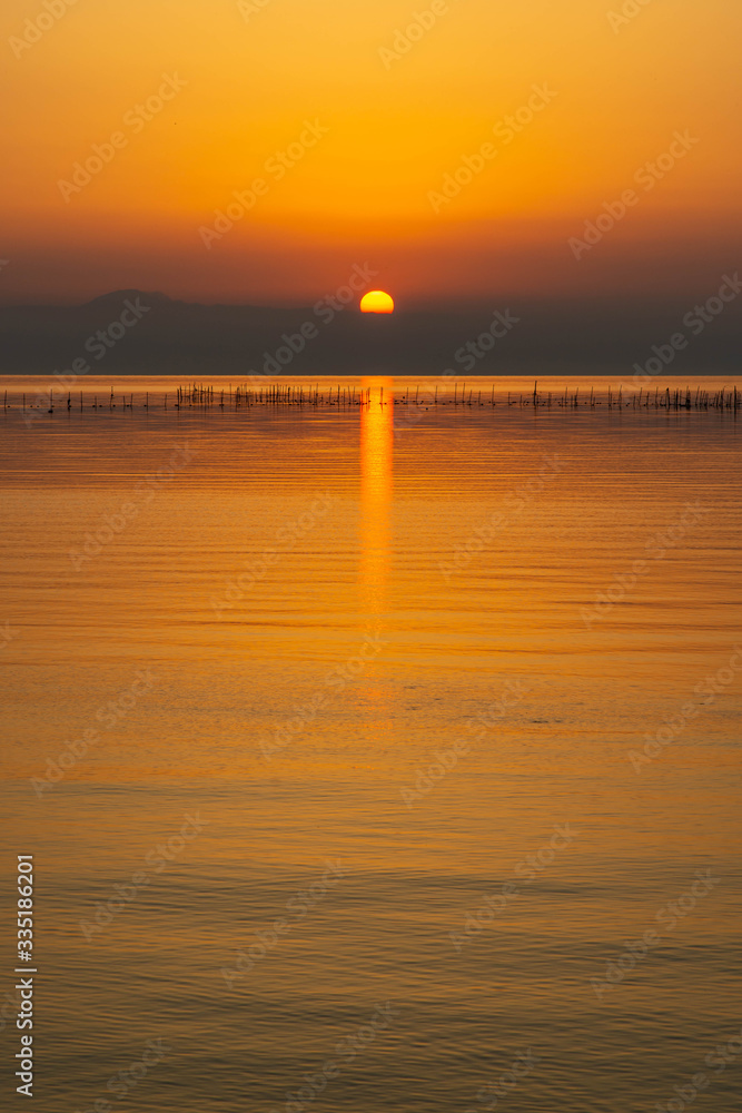 オレンジ色の空と琵琶湖の日の出
