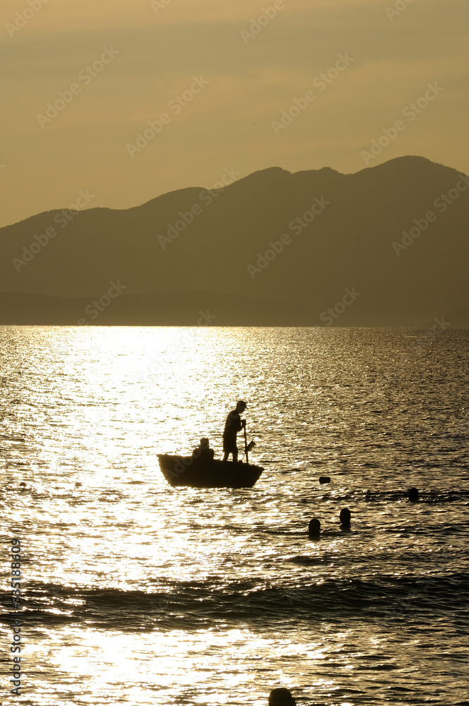 ベトナム　ホイアンの海　釣りをする人