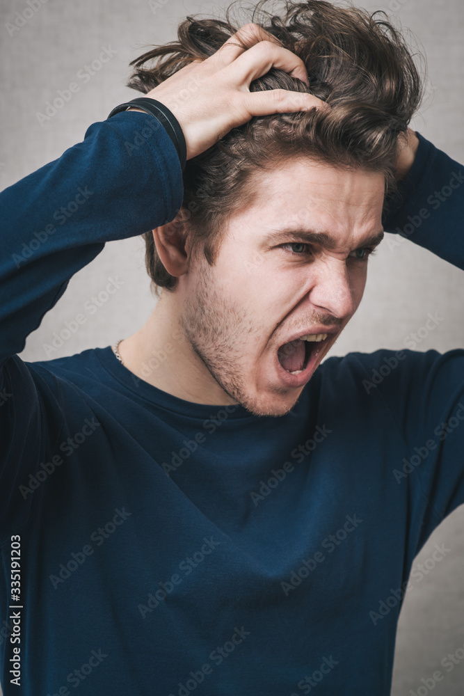 Obraz premium man yelling and took his head