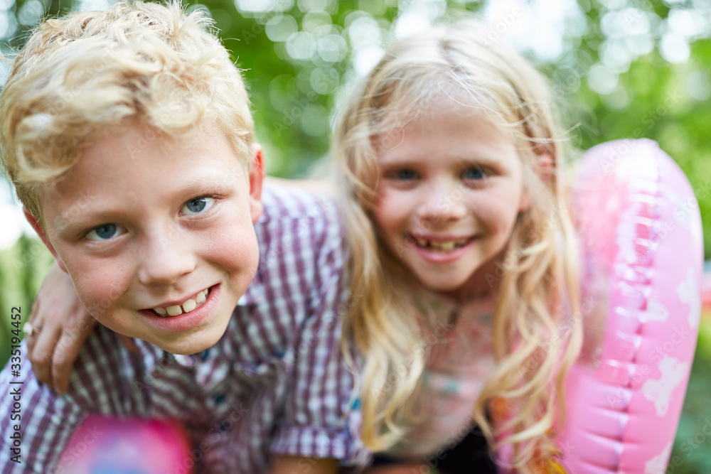 Obraz premium Geschwister Paar in den Sommerferien