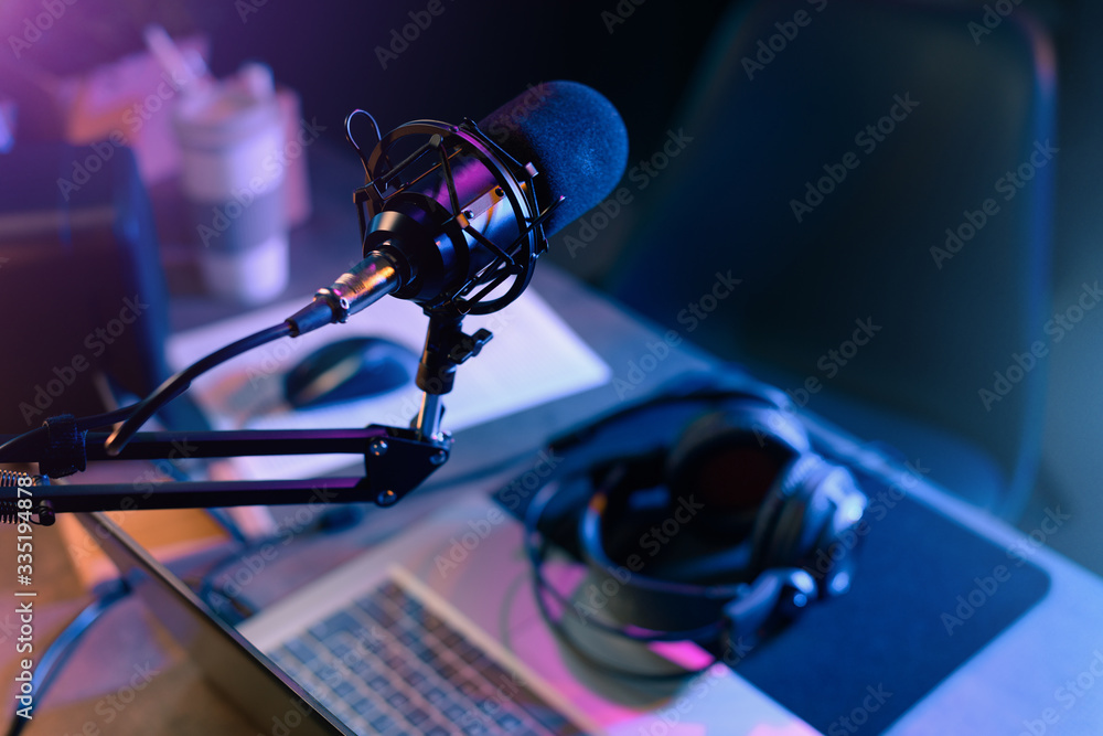 Online live radio studio desk foto de Stock | Adobe Stock