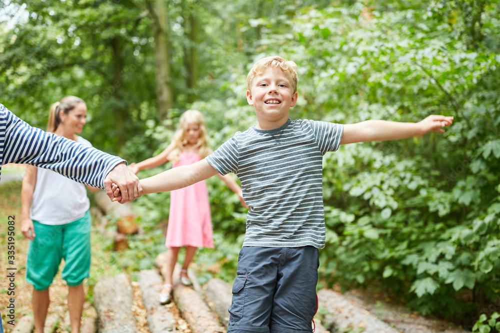 Fototapeta premium Kinder balancieren auf Baumstämmen
