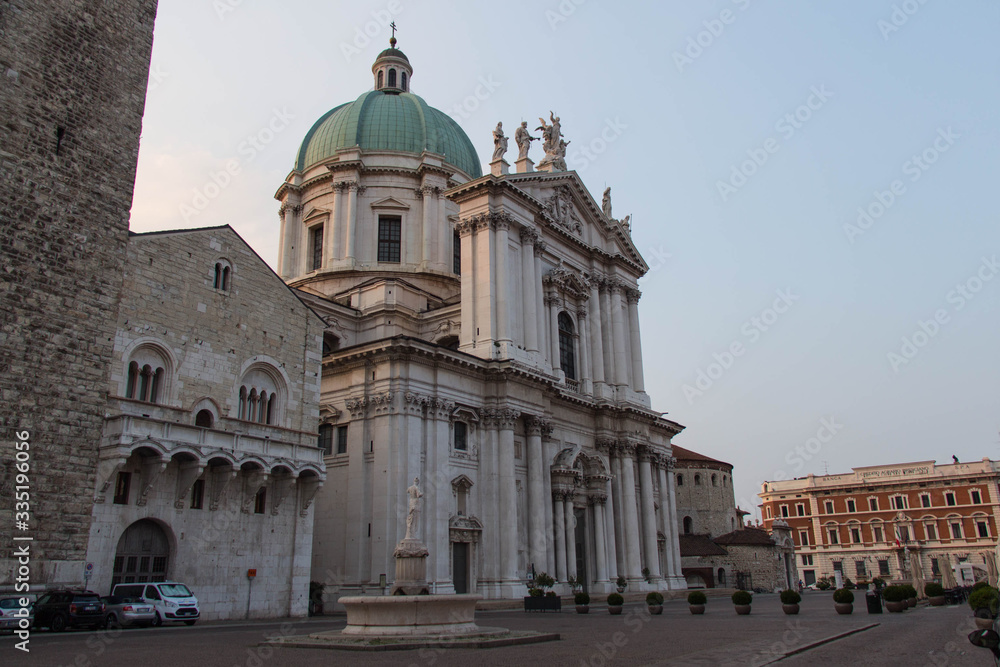 The Broletto Palace and the New Cathedral or Duomo Nuovo in Piazza Paolo VI, Lombardy, Italy.