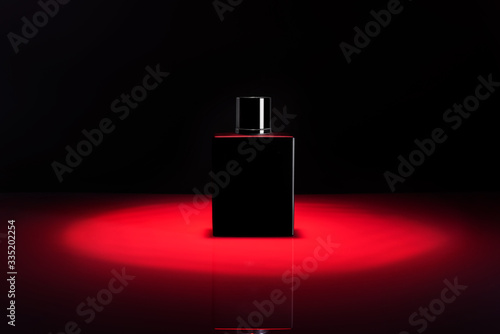Packaging profumo su uno sfondo nero e rosso, pubblicità di moda photo