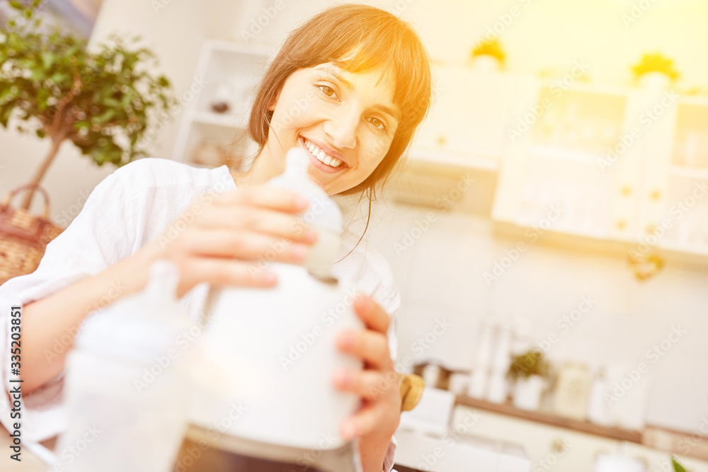 Mutter beim Erwärmen von Babymilch für Baby Mutter beim Erwärmen von Babymilch für Baby