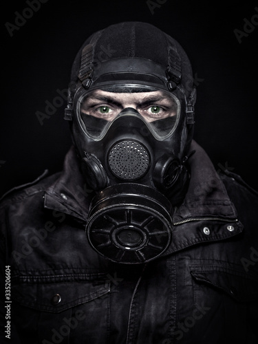 Endzeit / Mann mit Gasmaske