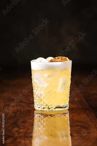 Εκτύπωση καμβά delicious light yellow sour foam cocktail in the etched glass with ice and dried