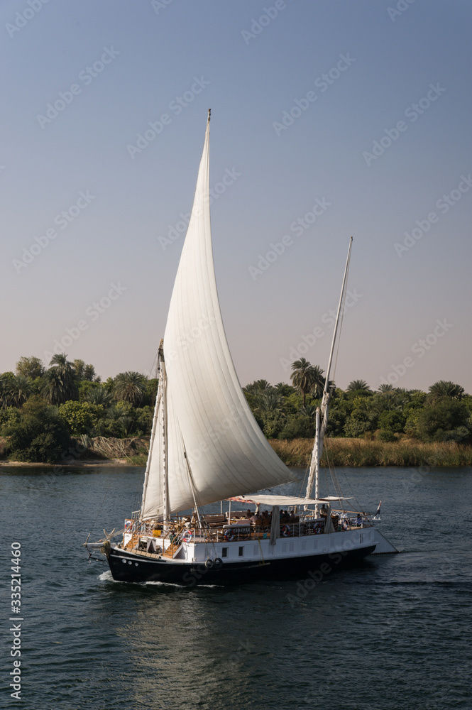 エジプト　ナイル川に浮かぶ船